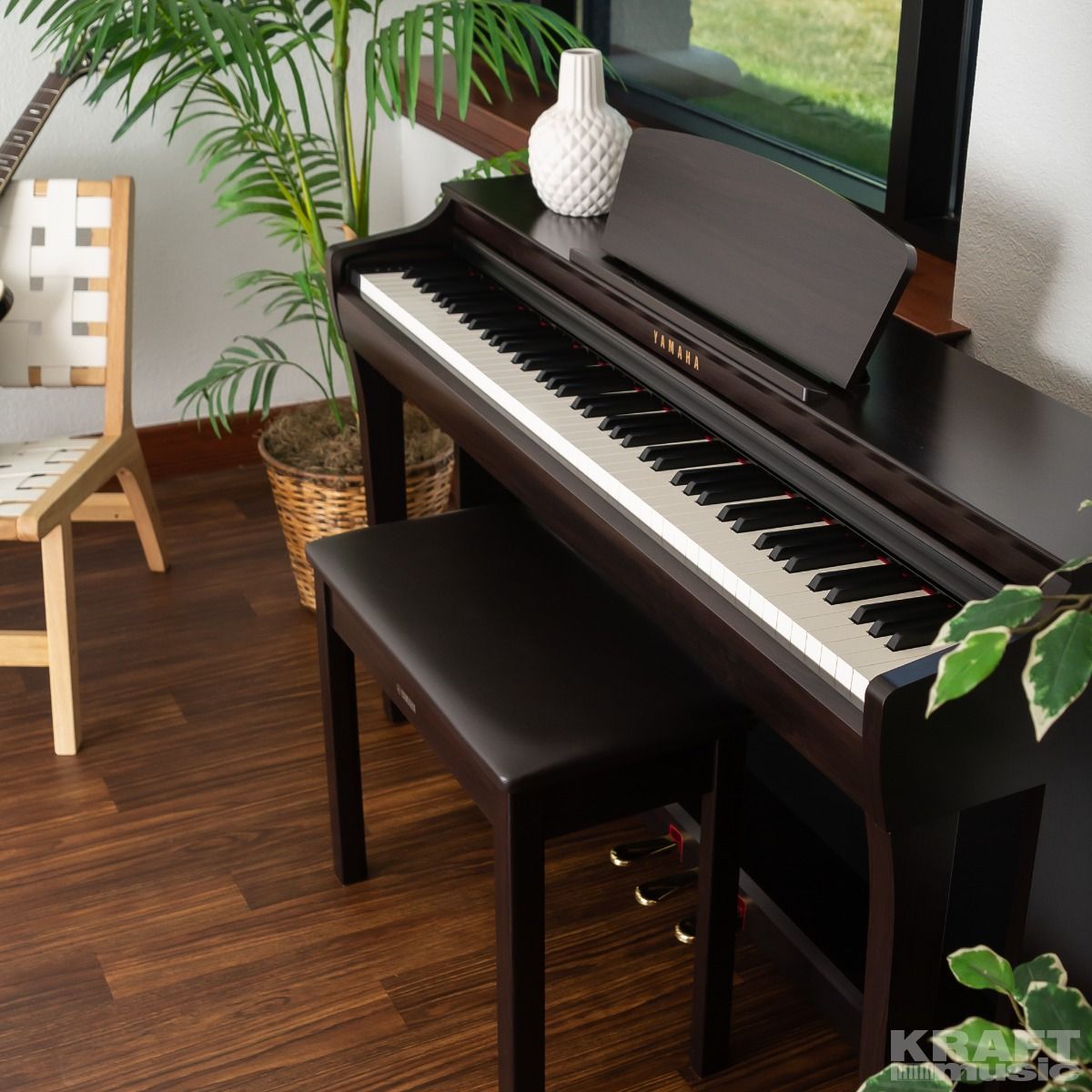 Yamaha Clavinova CLP-725 in Brown