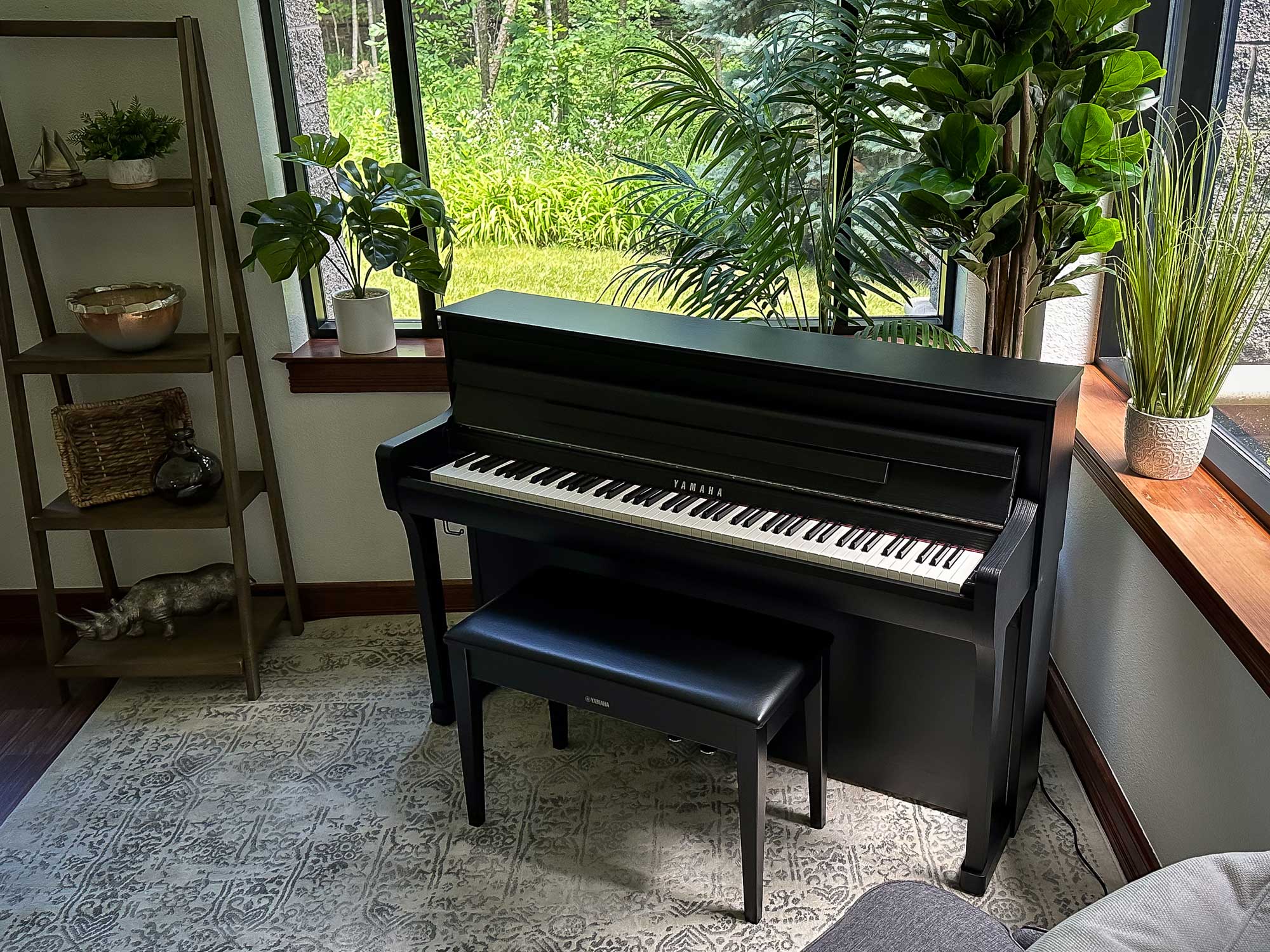 Right angled view of Yamaha Clavinova CLP-885 - Matte Black in a living room setting