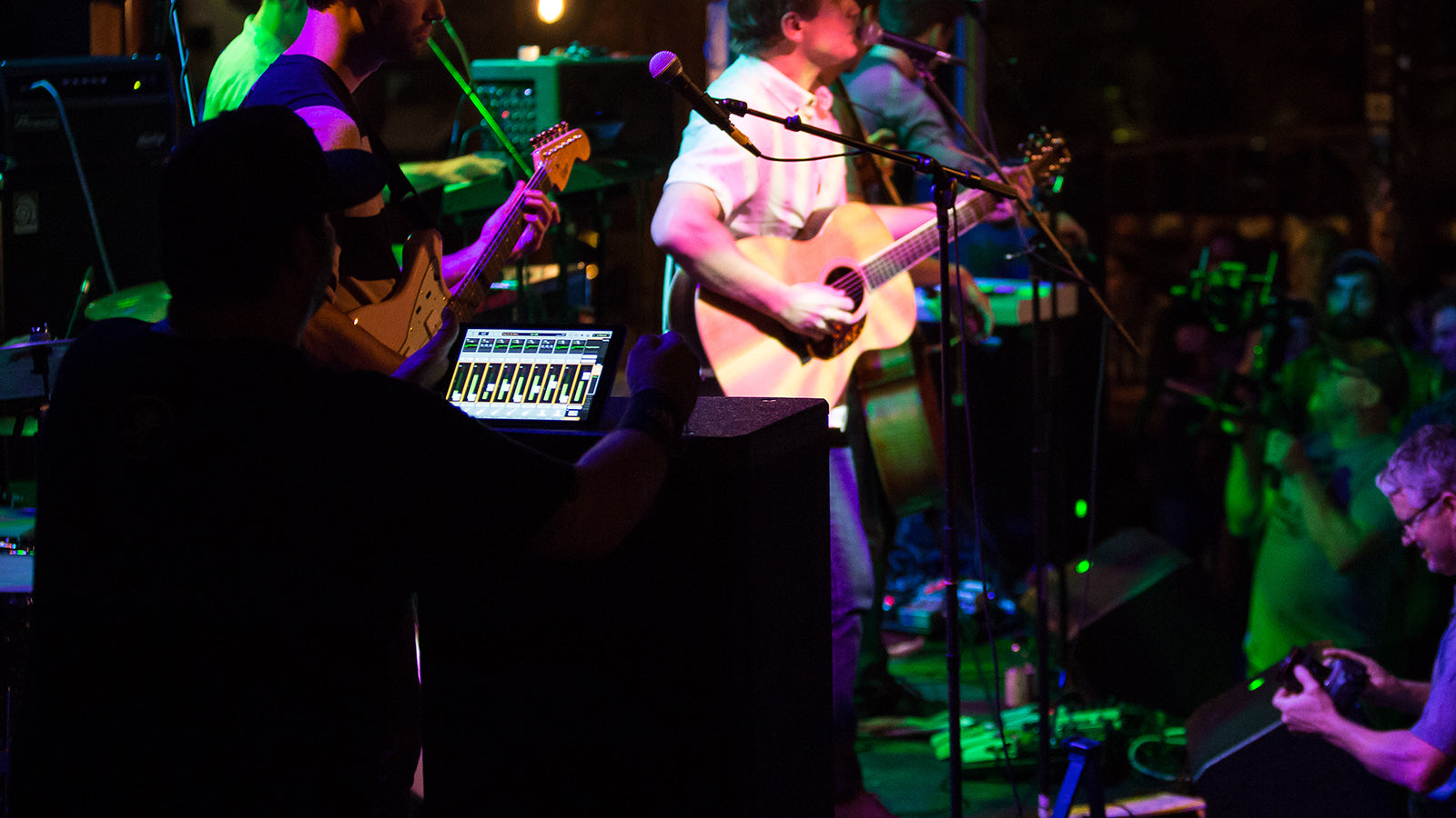 Mackie DL-SE Series at a gig