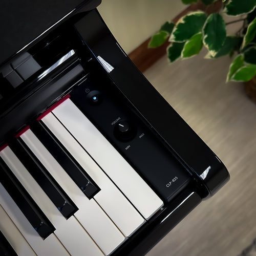 Yamaha Clavinova CLP-825 Digital Piano - Polished Ebony - View 8