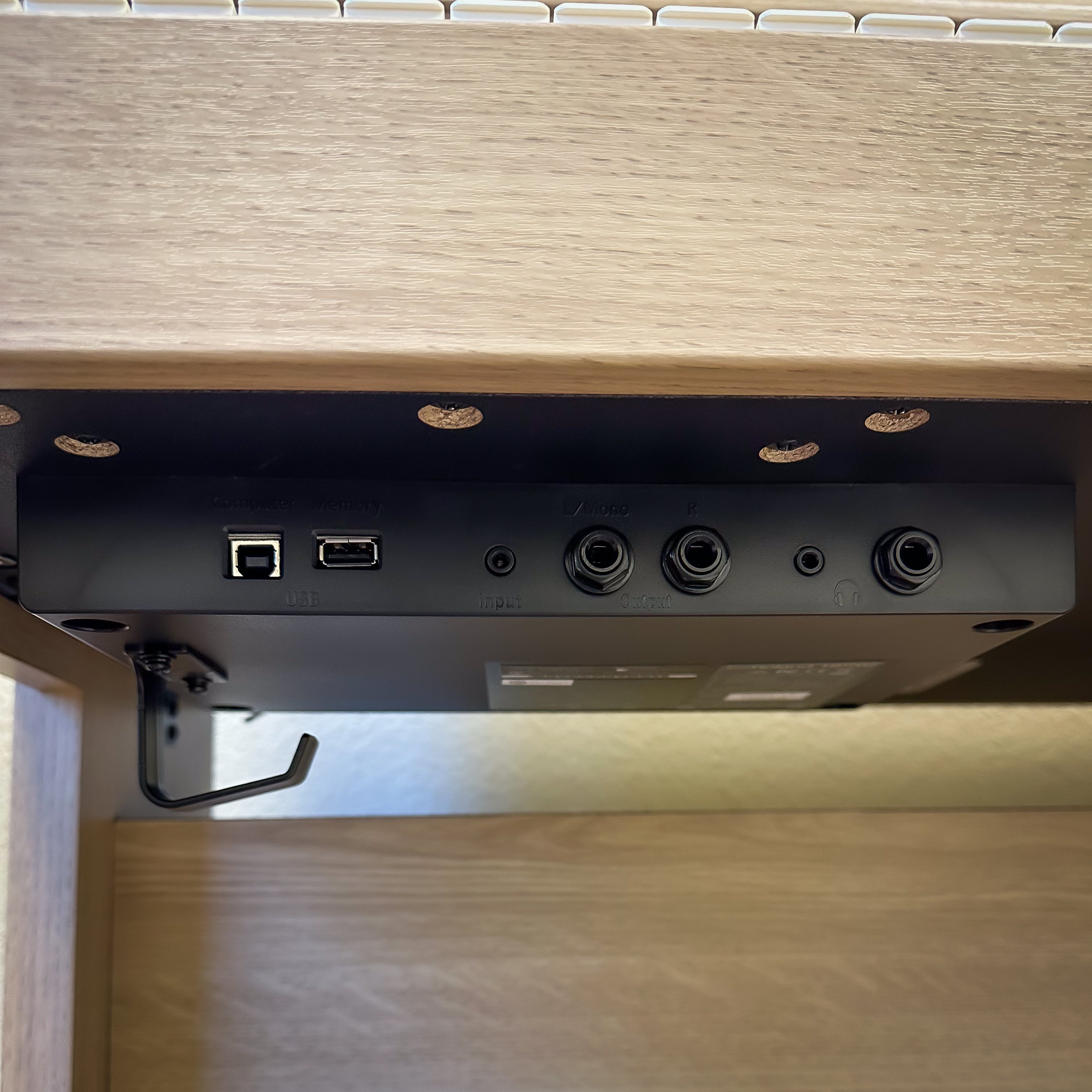 Roland HP702 Digital Piano - Light Oak - View 15