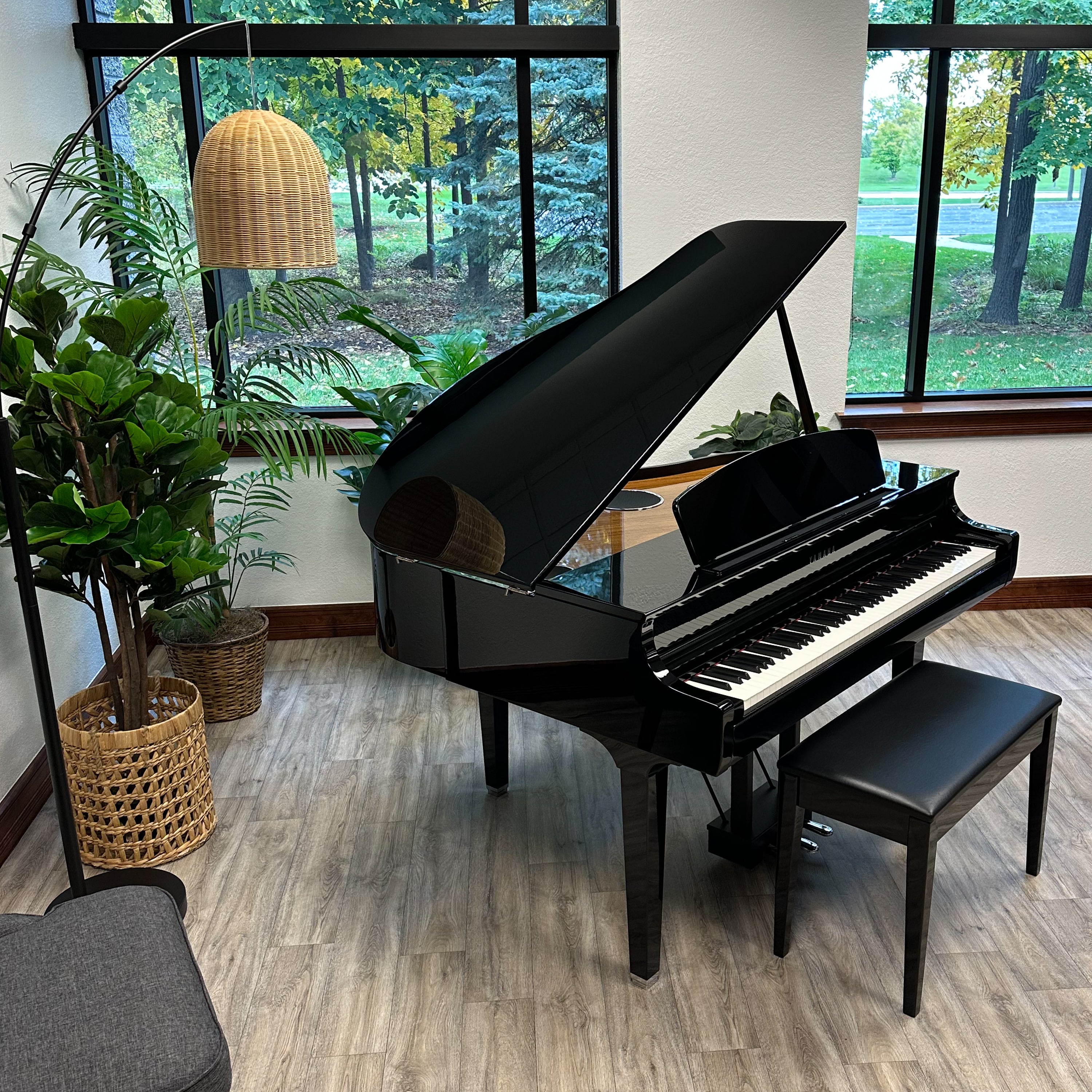 Yamaha Clavinova CLP-795GP Digital Piano - Polished Ebony - in a stylish living room