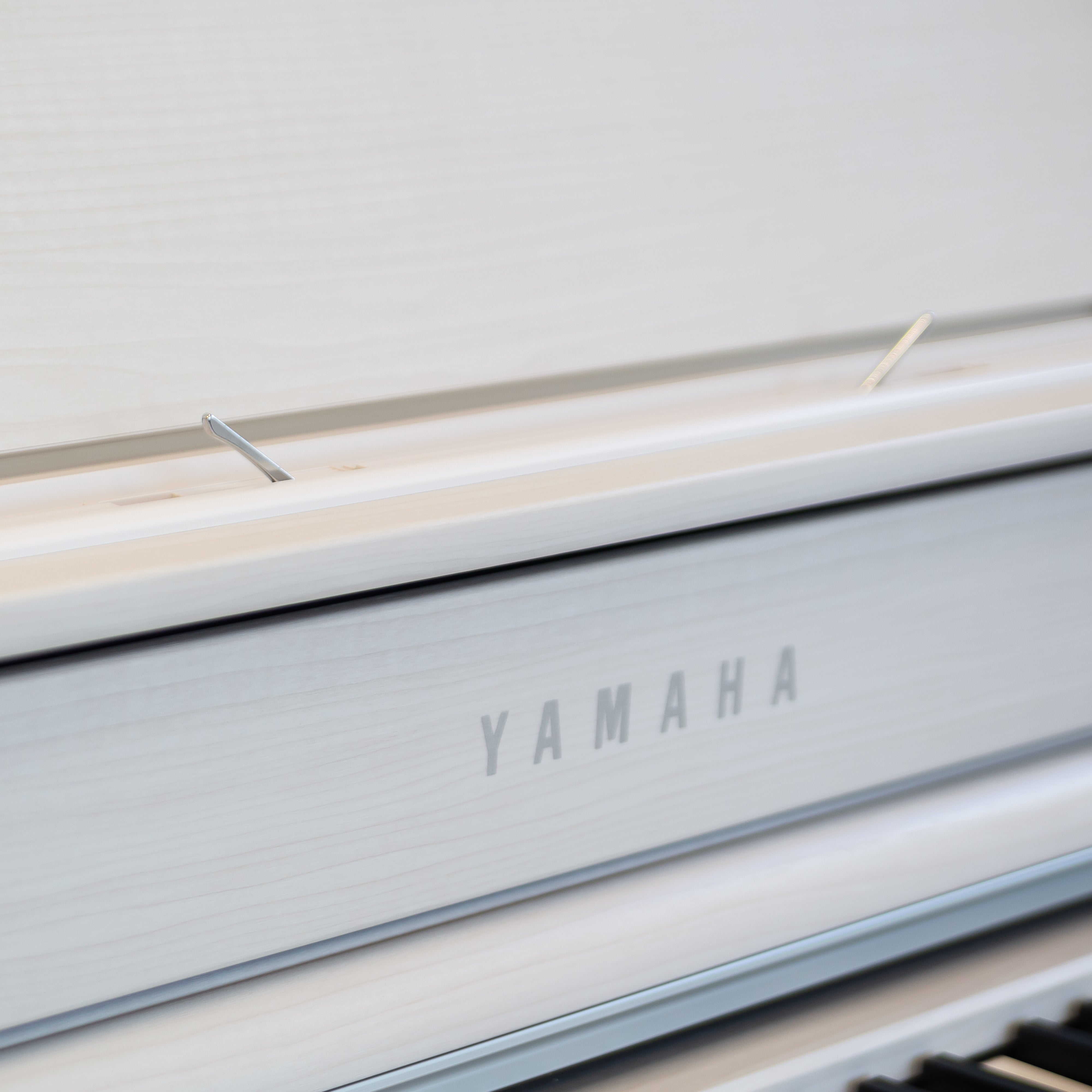 Yamaha Clavinova CLP-845 Digital Piano - White Birch, view 12