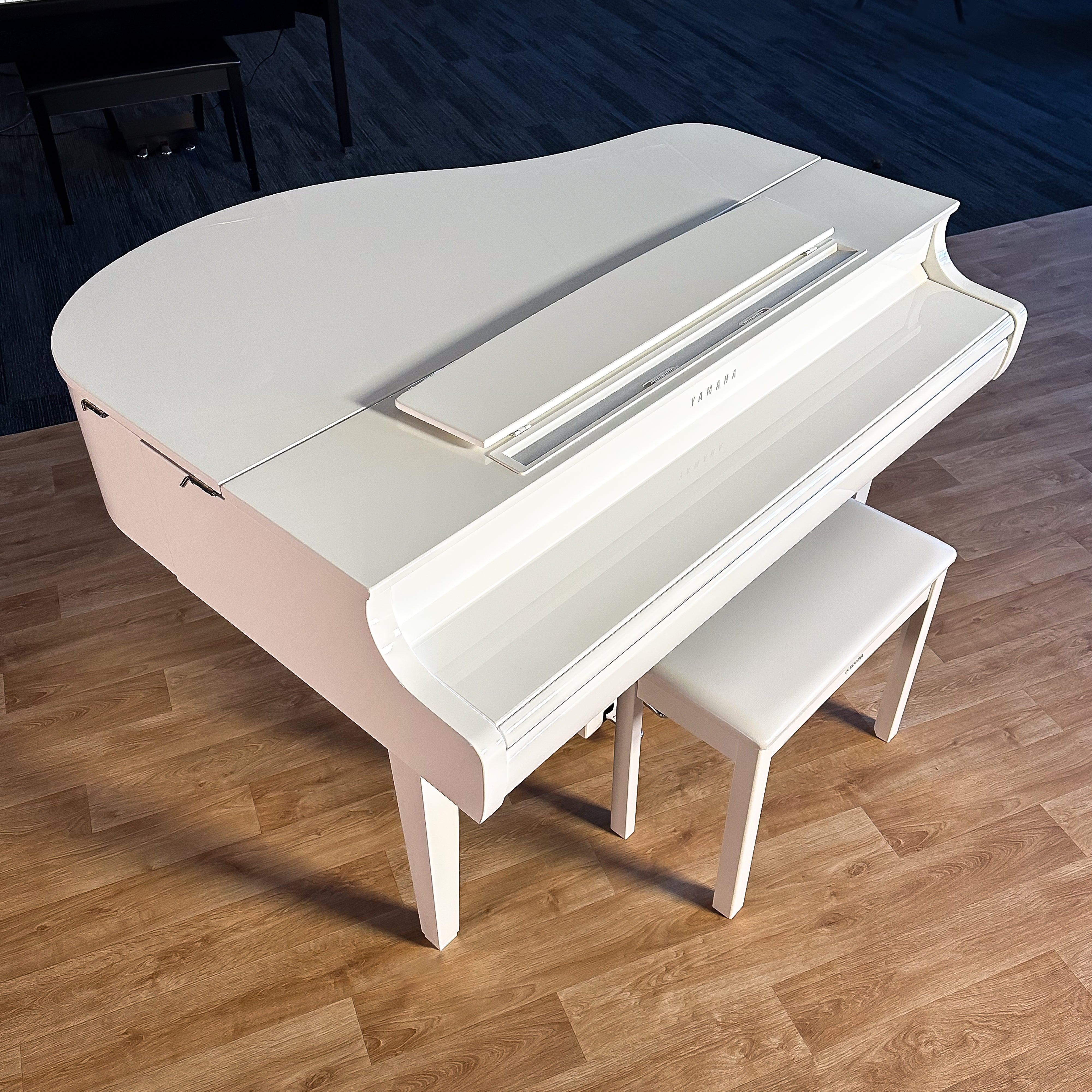 Yamaha Clavinova CLP-865GP Digital Piano - Polished White - View 12