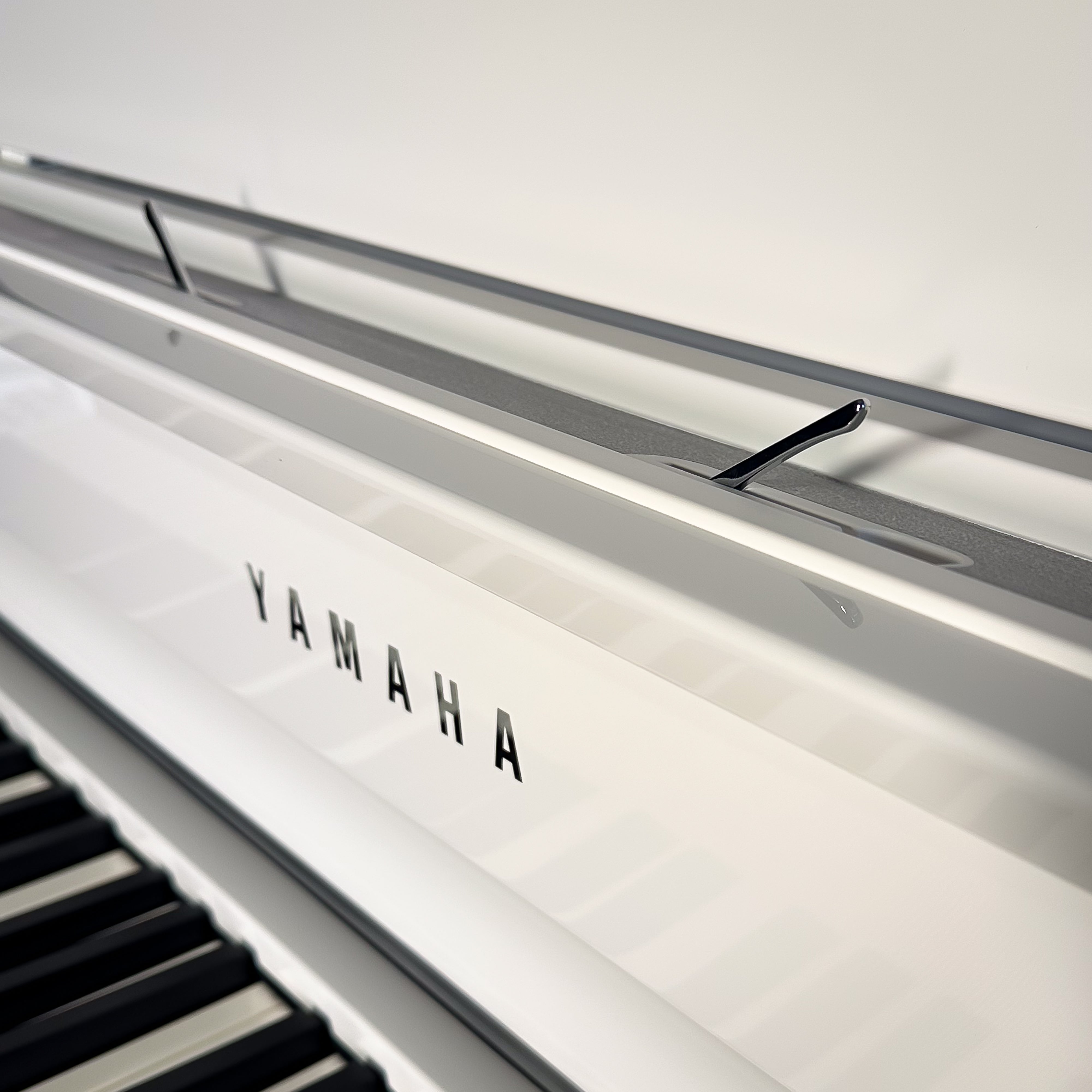 Yamaha Clavinova CLP-865GP Digital Piano - Polished White - View 15