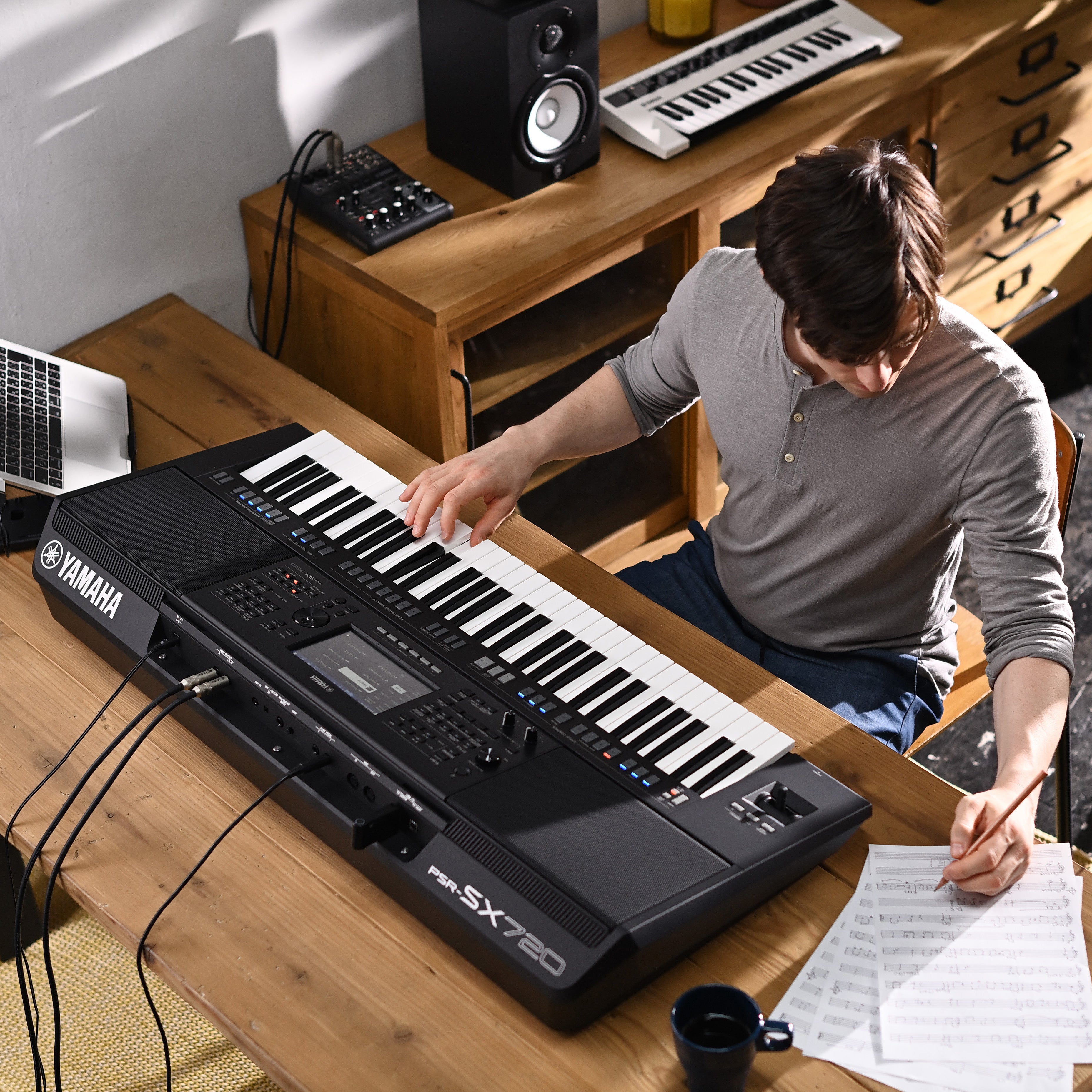 Yamaha PSR-SX720 61-key Arranger Keyboard, View 6