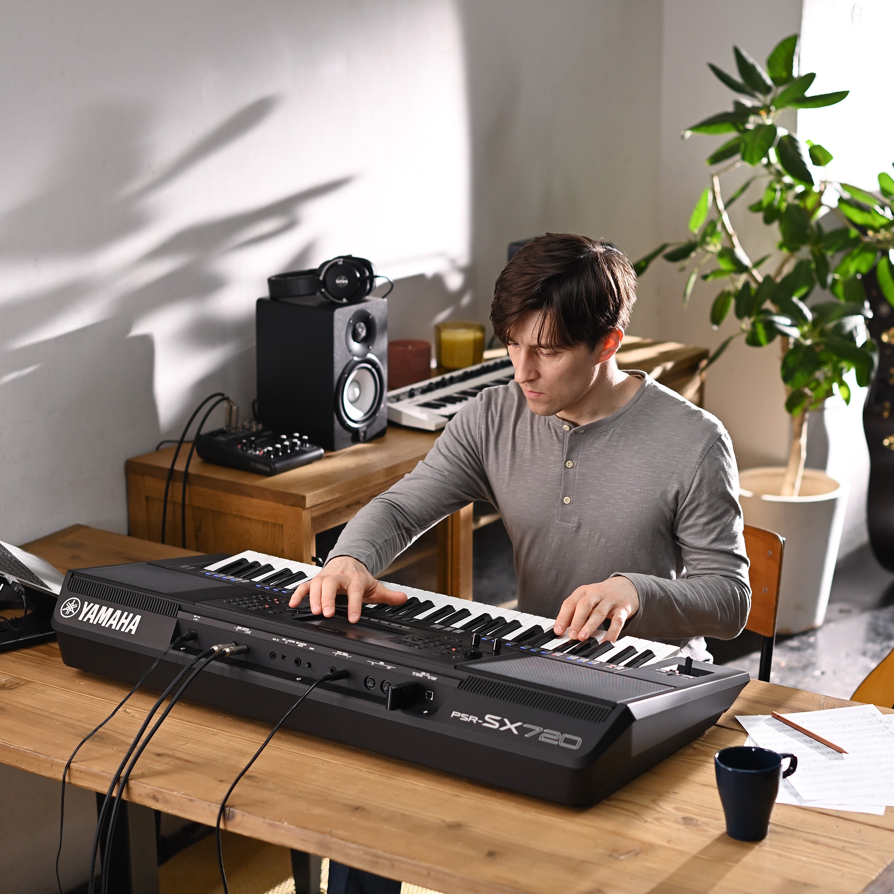 Yamaha PSR-SX720 61-key Arranger Keyboard, View 7