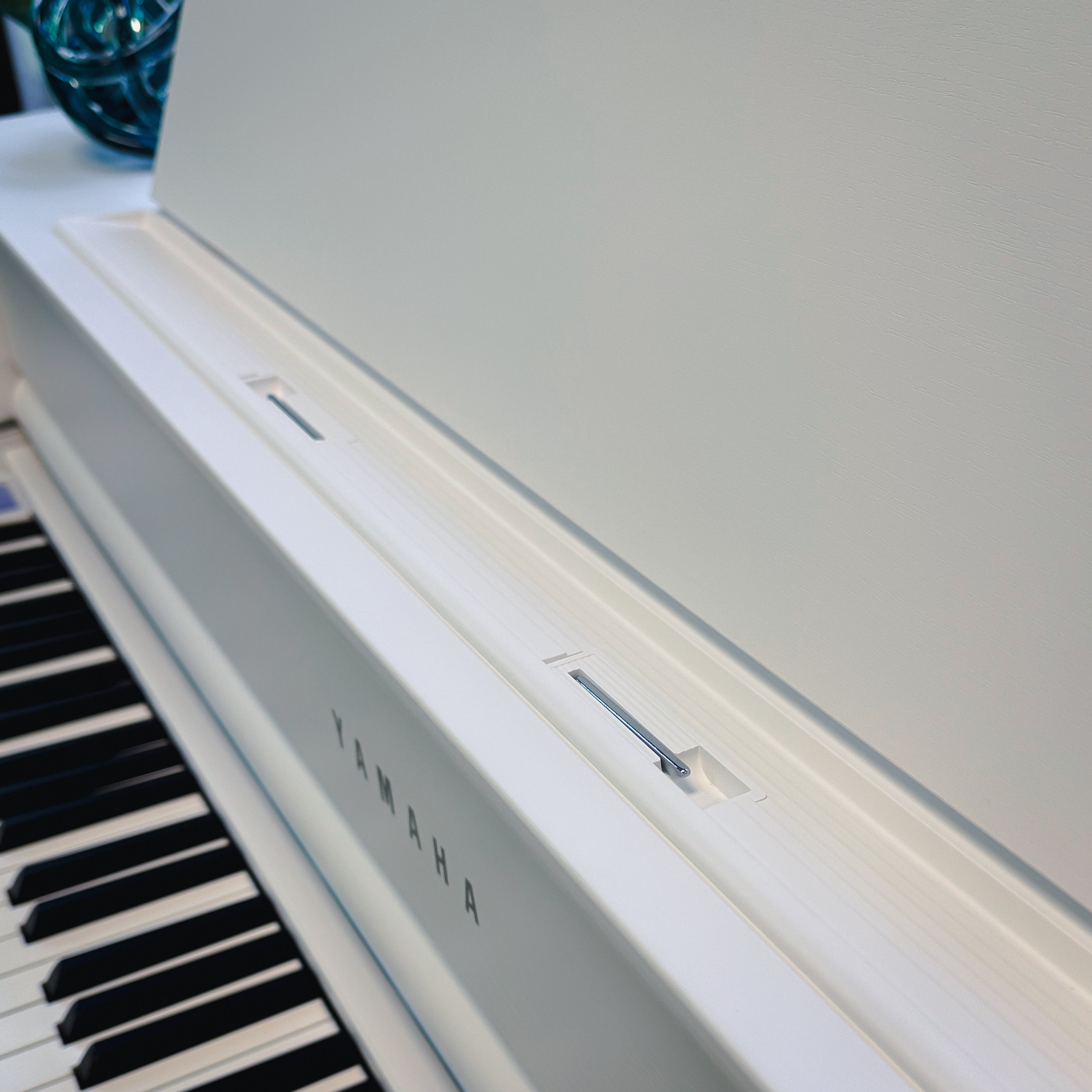 Yamaha Clavinova CLP-875 Digital Pianos - Matte White, view 11