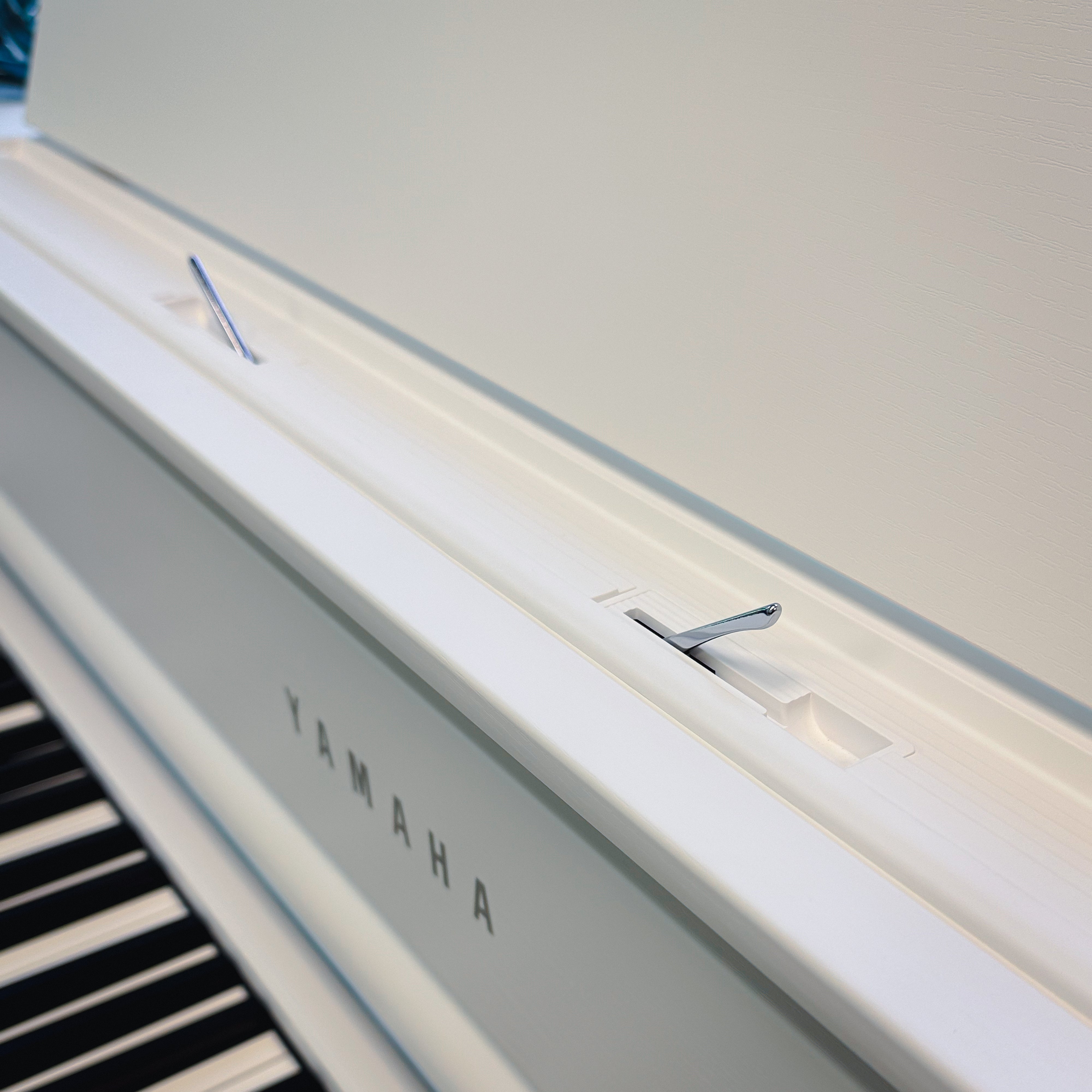 Yamaha Clavinova CLP-875 Digital Pianos - Matte White, view 12