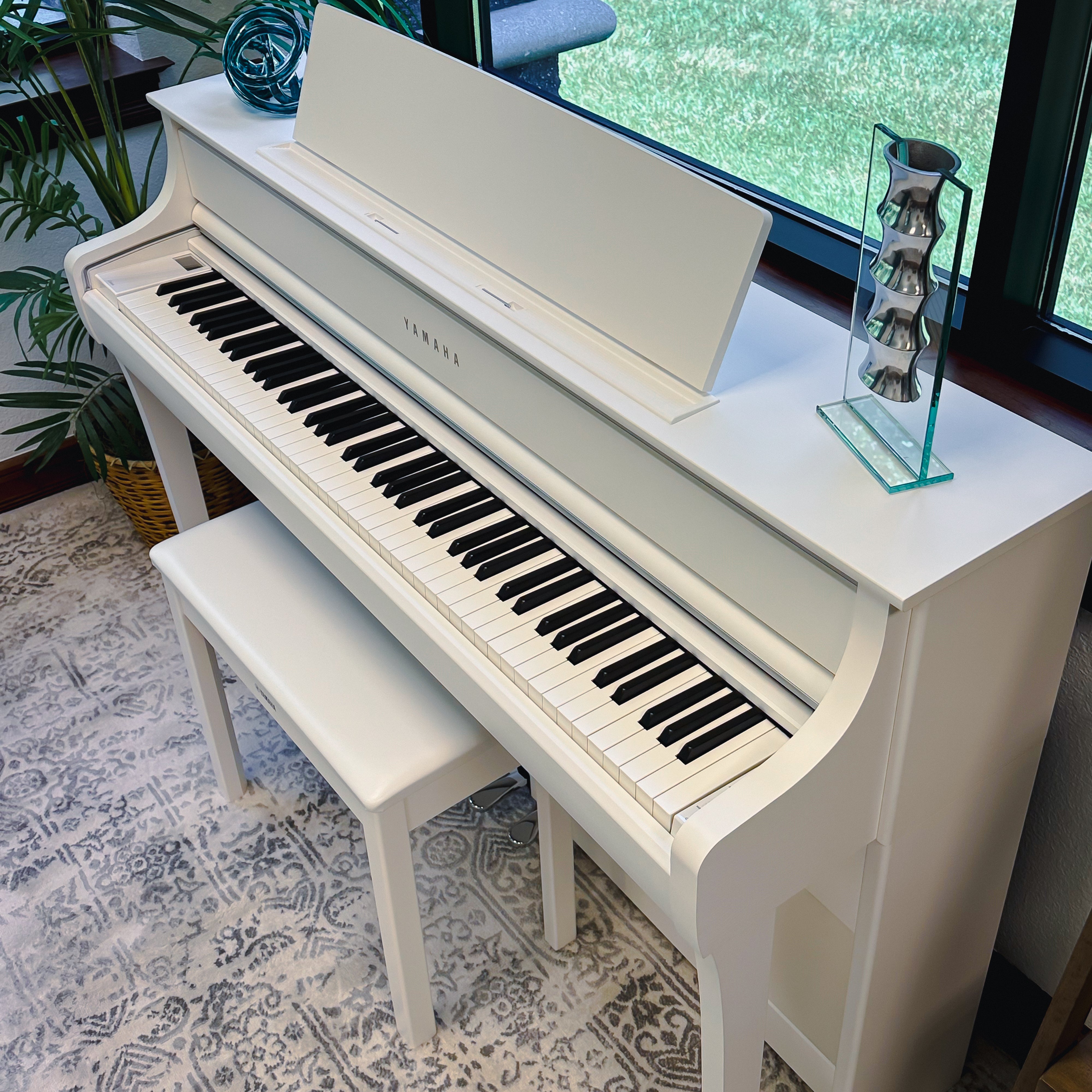 Yamaha Clavinova CLP-875 Digital Pianos - Matte White, view 4