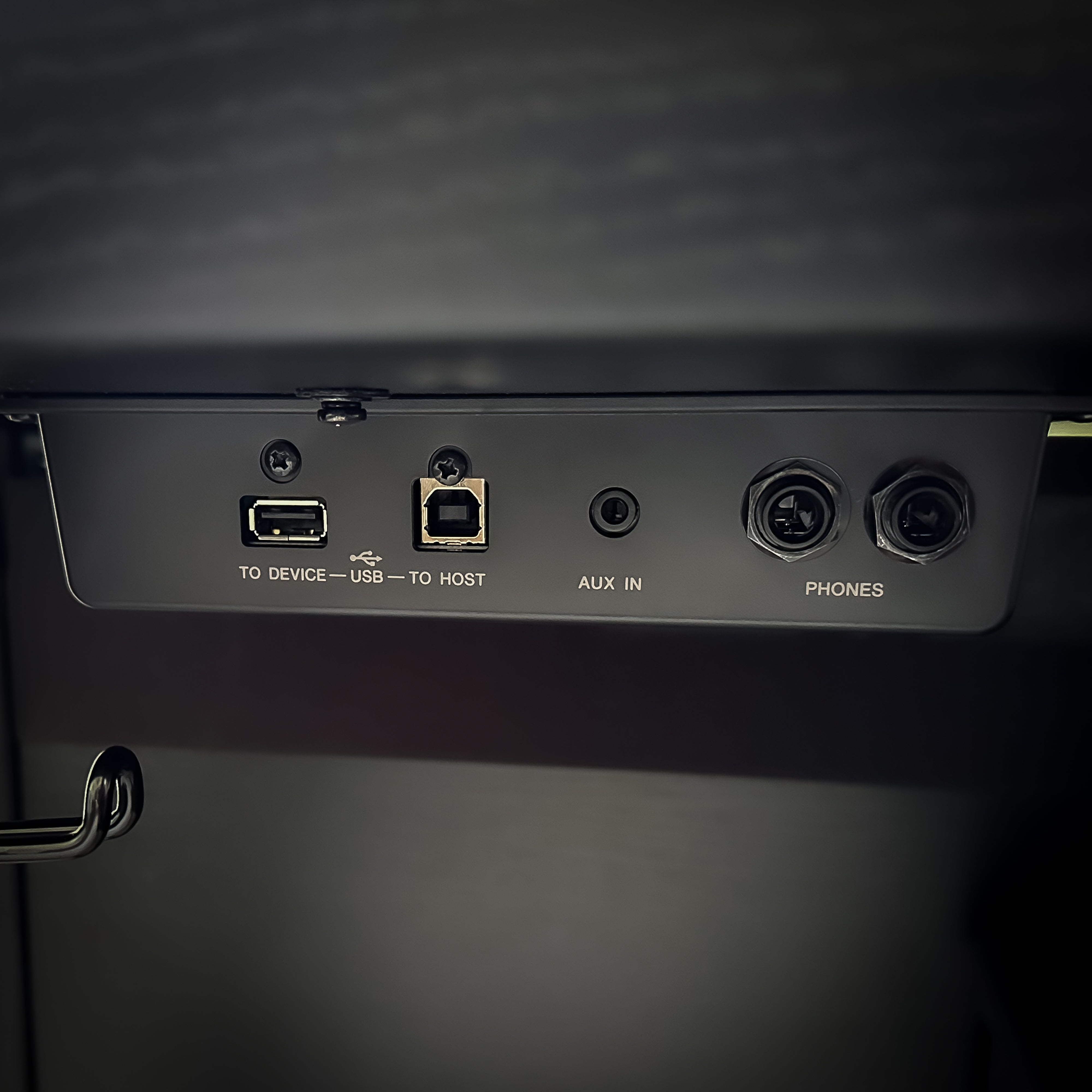 Yamaha Clavinova CLP-885 Digital Piano - Matte Black, AUX, USB,  and headphone jacks