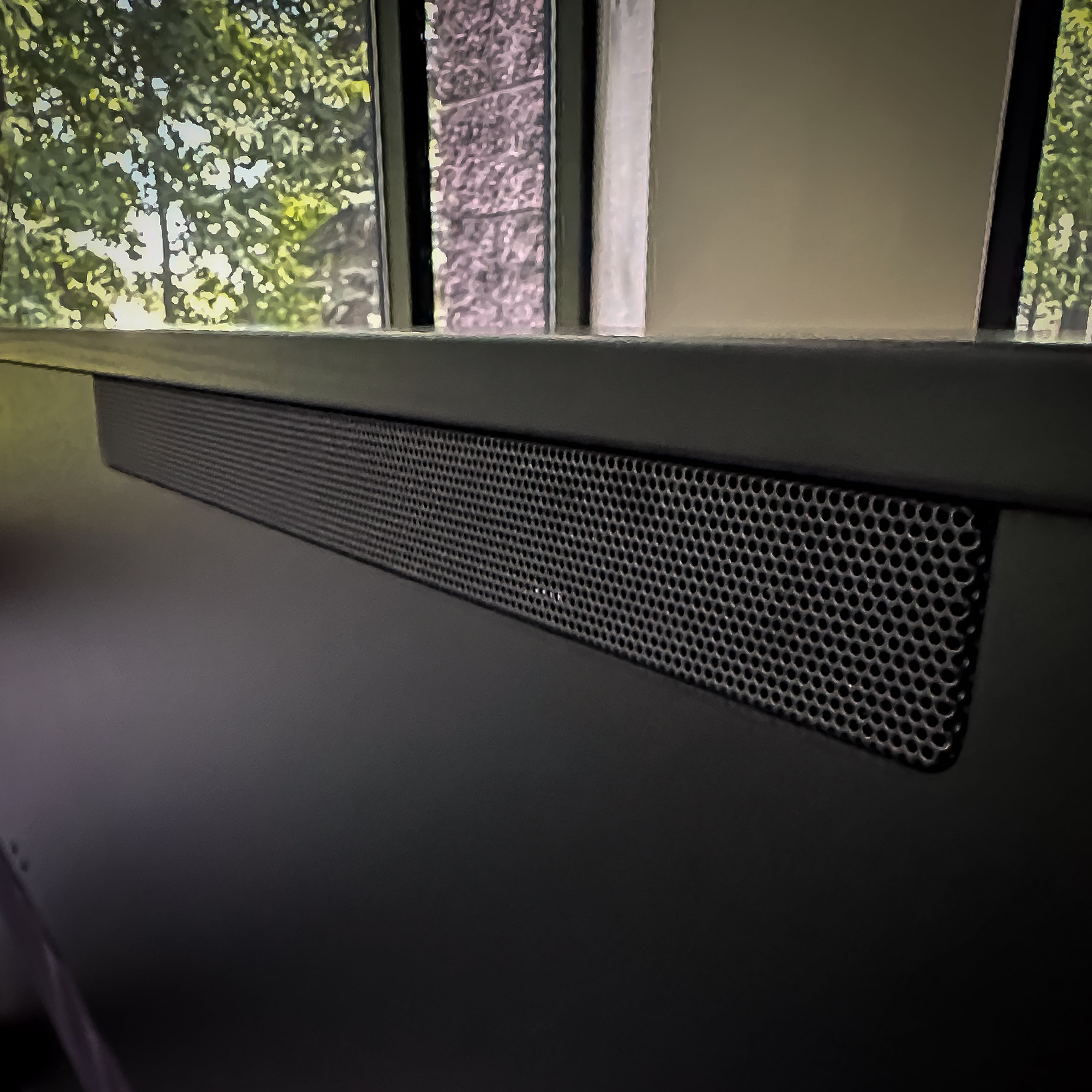 Yamaha Clavinova CLP-885 Digital Piano - Matte Black, upper speaker cover from the back