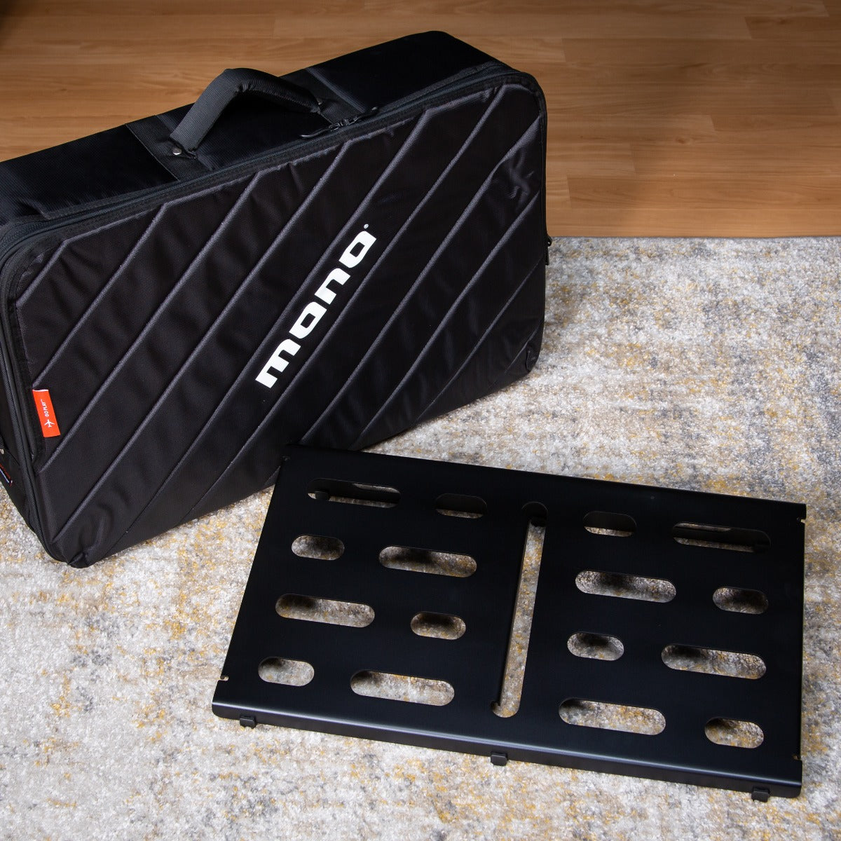 Mono Pedalboard Medium, Black and Tour Accessory Case 2.0 – Kraft