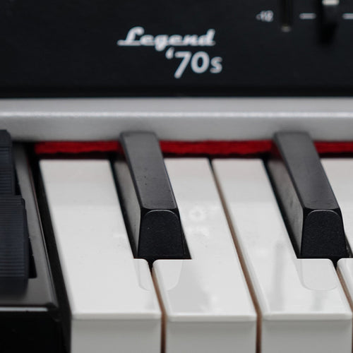 Detail image of Viscount Legend '70s showing keys, pitch bend wheel and mod wheel