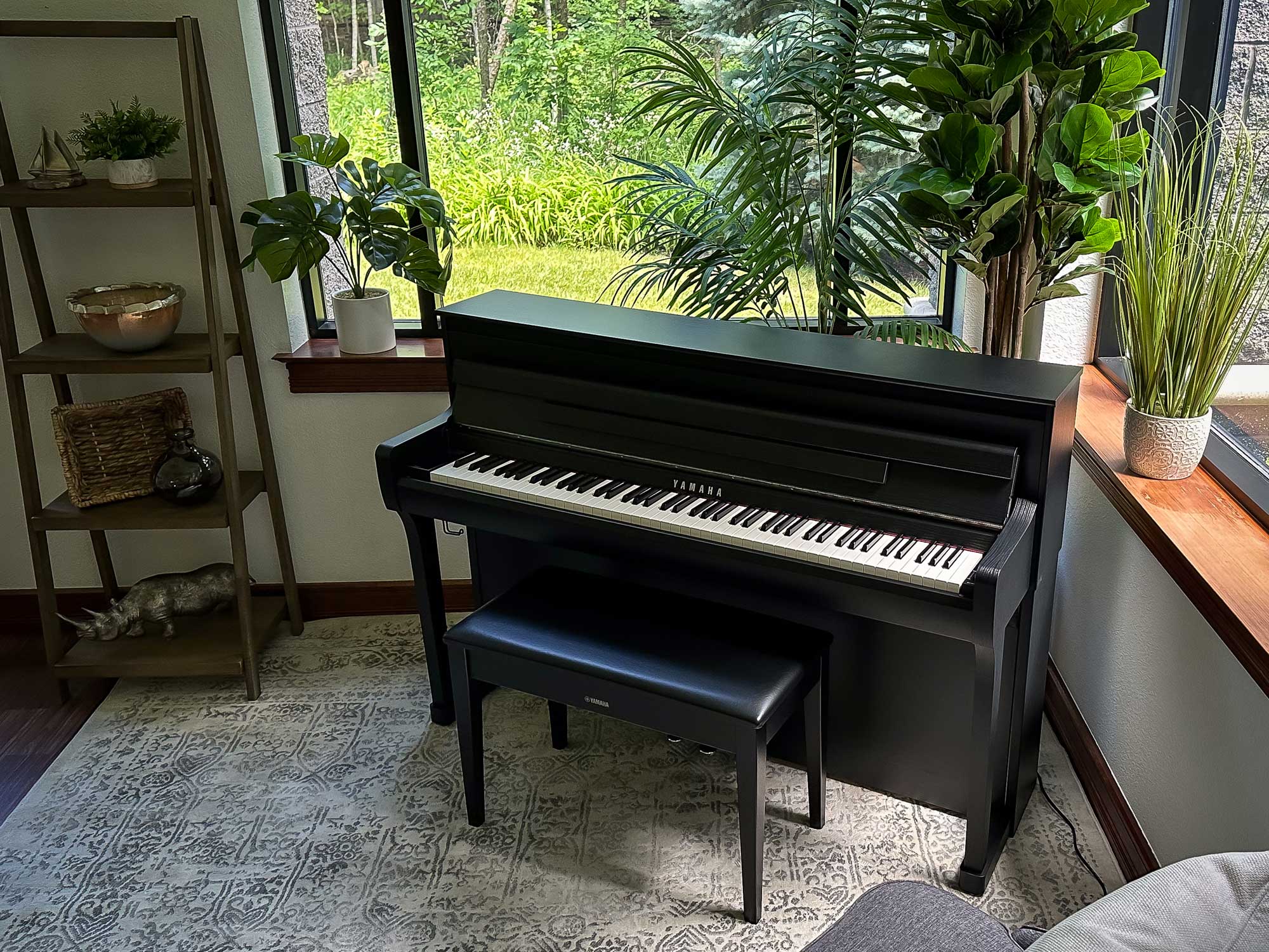 Right angled view of Yamaha Clavinova CLP-885 - Matte Black in a living room setting