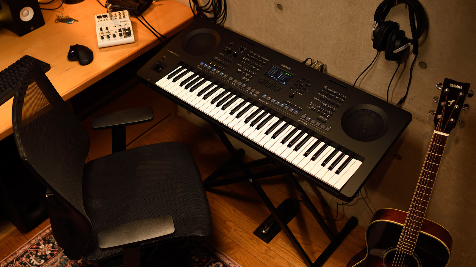A Yamaha PSR-SX620 on a stand in a home studio
