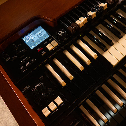 Close up of a Hammond XK-7D Classic Ultimate Dual-Manual Tonewheel Organ in a studio