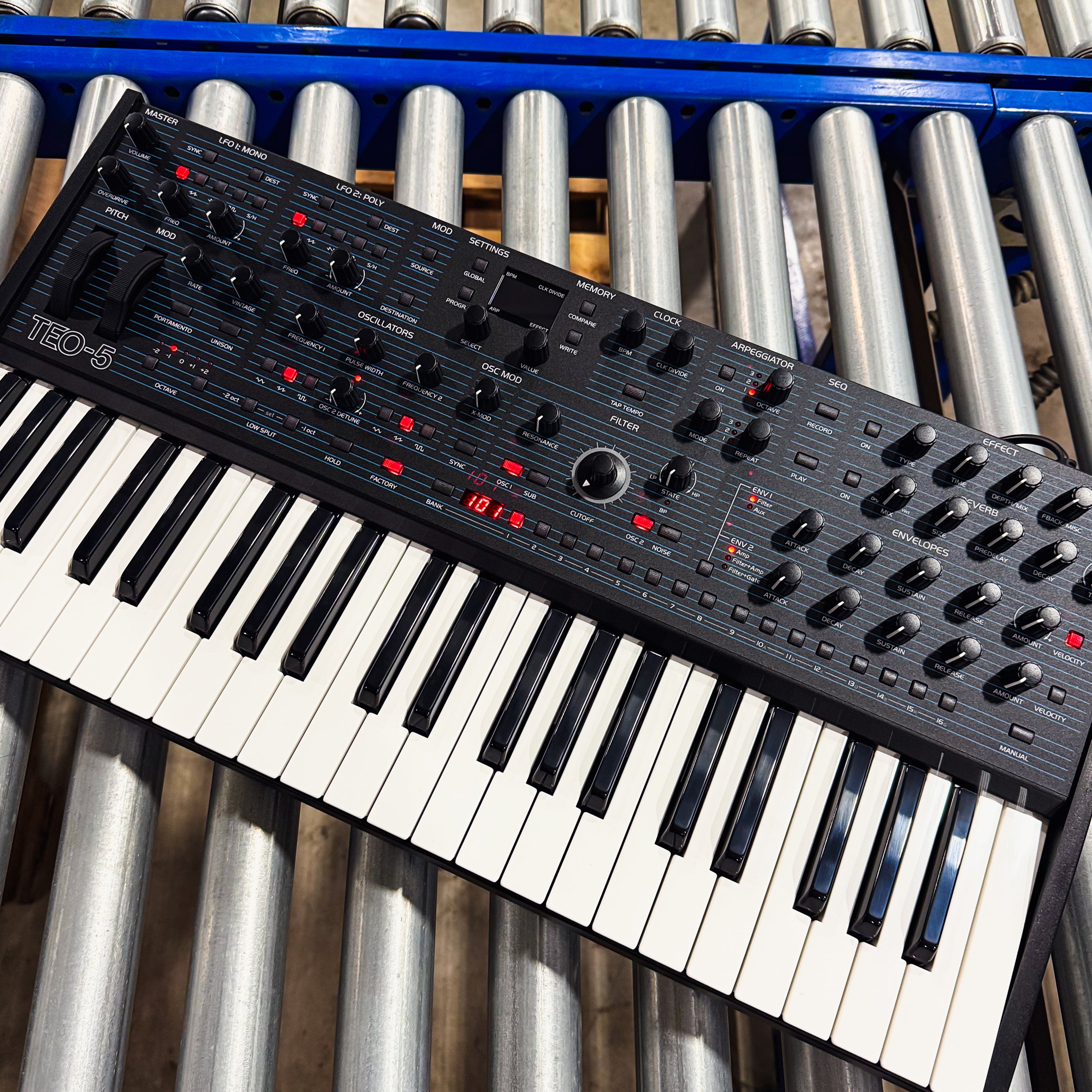 Oberheim TEO-5 Compact 5-Voice Polyphonic Synthesizer View 2