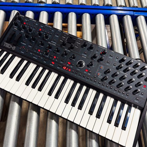 Oberheim TEO-5 Compact 5-Voice Polyphonic Synthesizer View 2