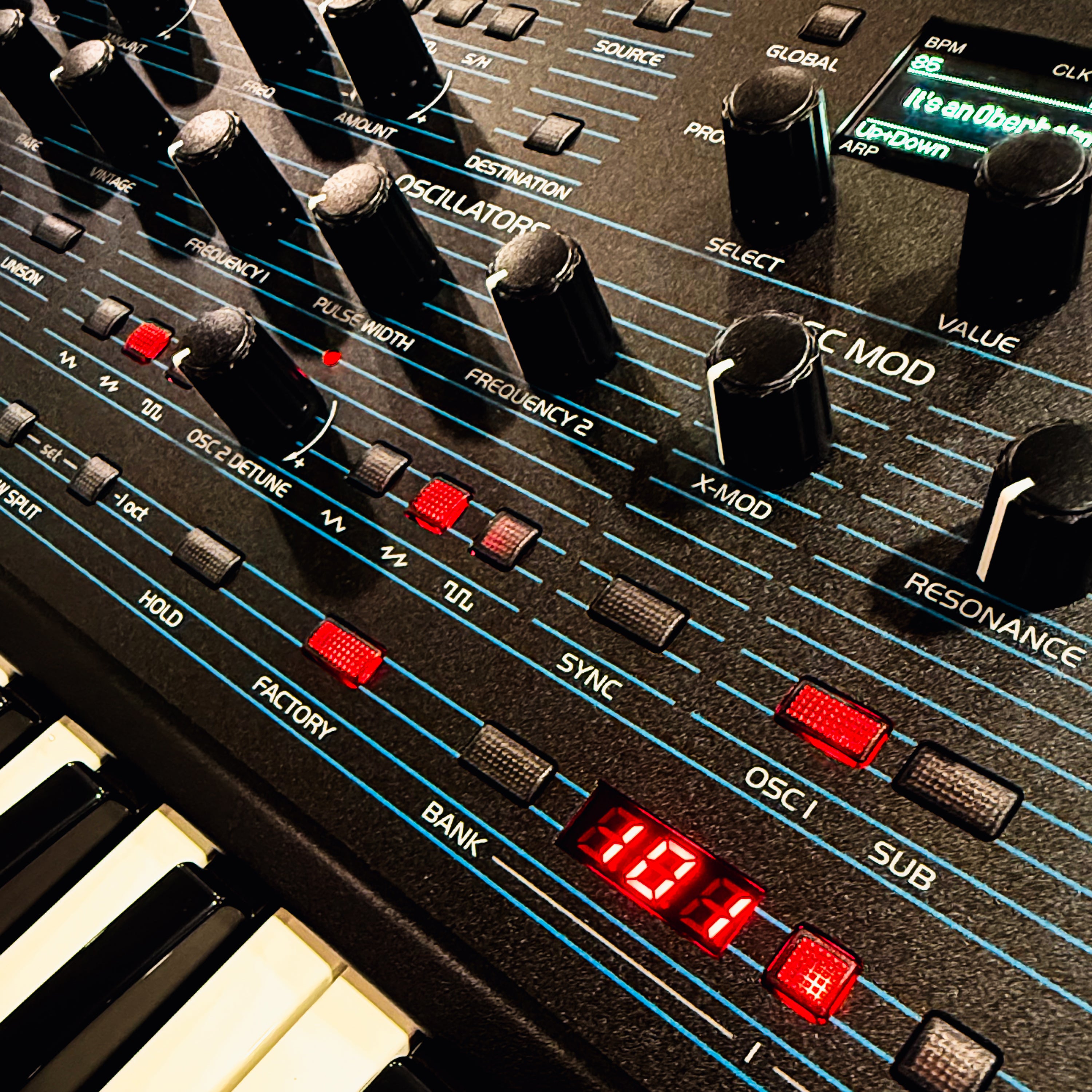 Oberheim TEO-5 Compact 5-Voice Polyphonic Synthesizer View 4