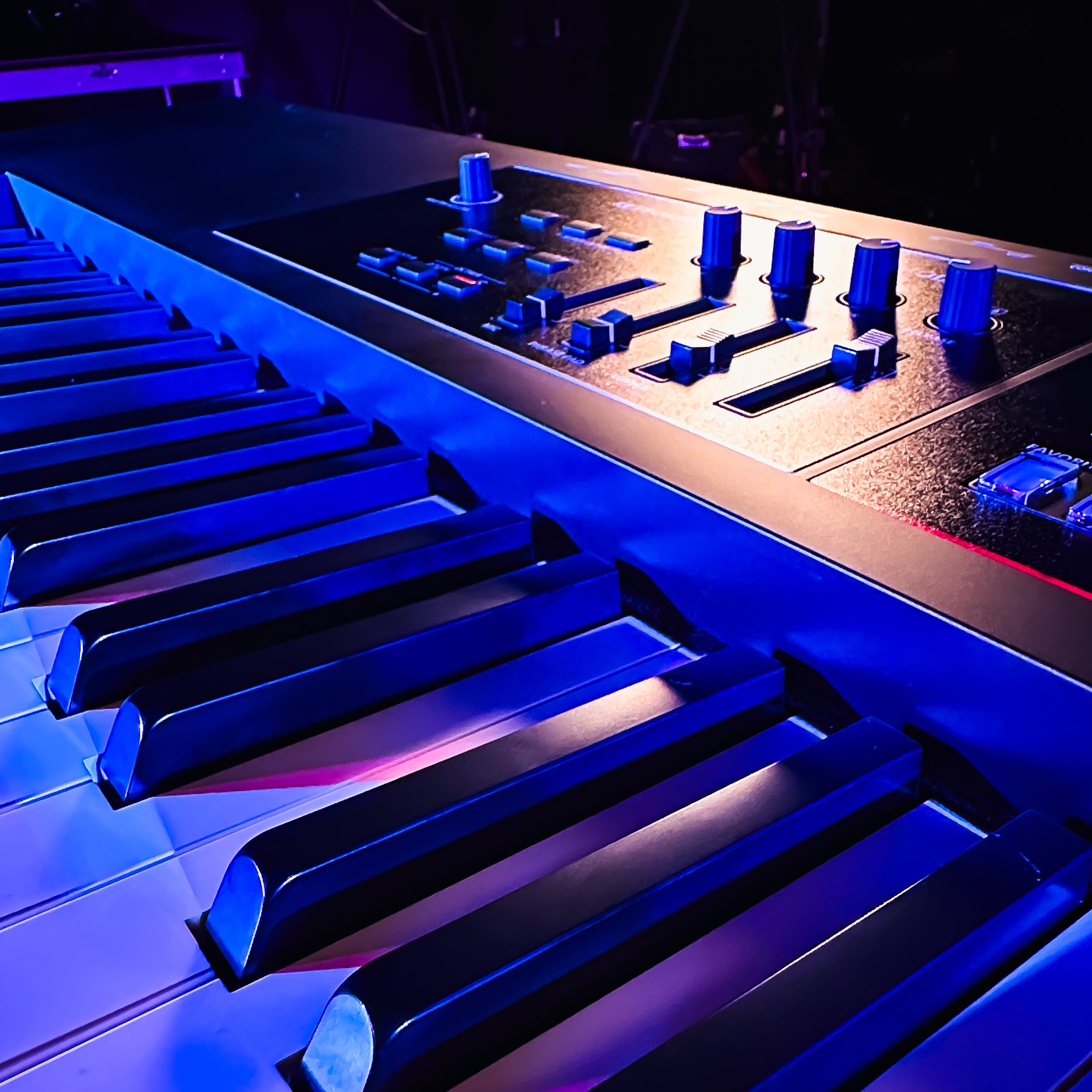 Roland Juno-D7 76-Key Synthesizer View 5