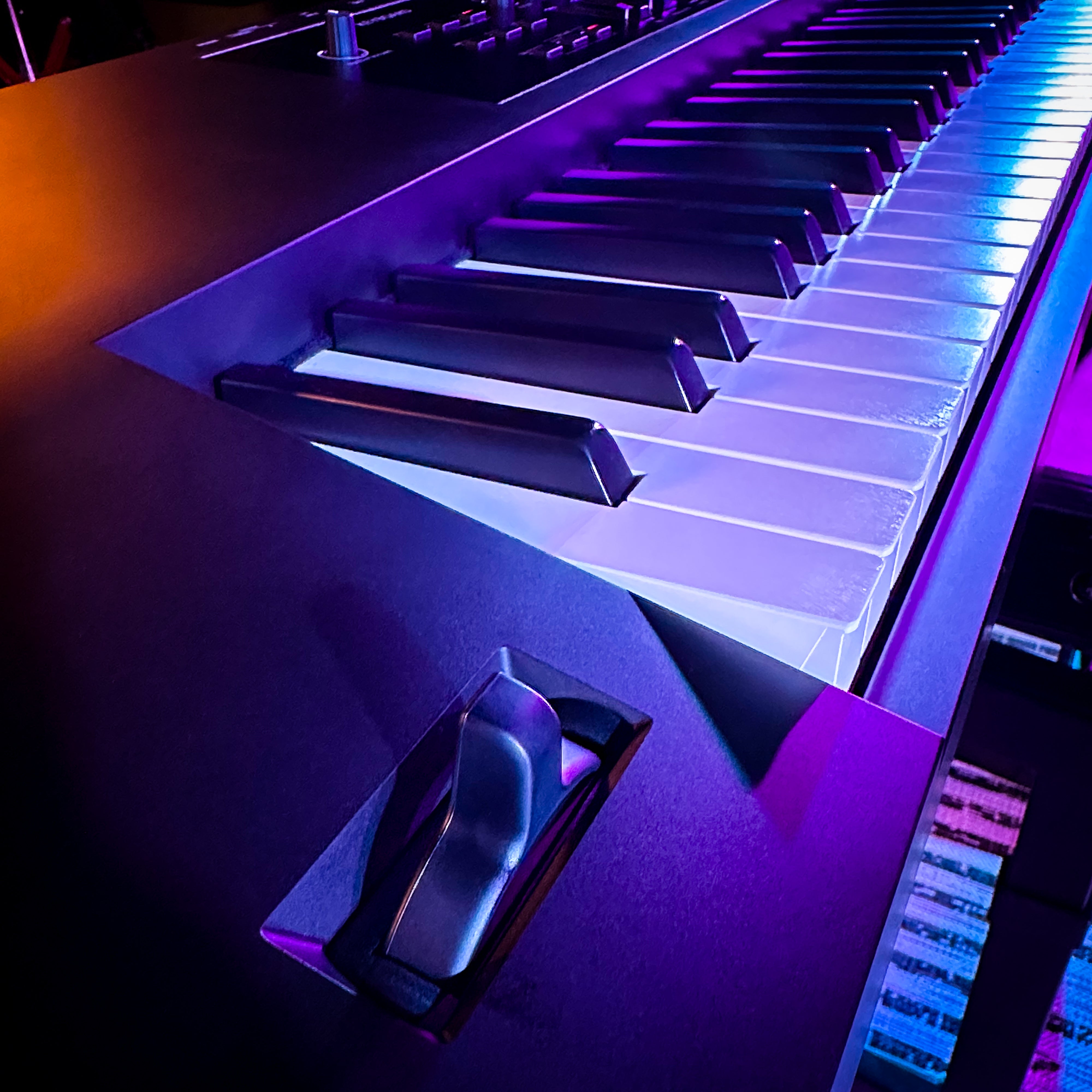 Roland Juno-D6 61-Key Synthesizer View 4