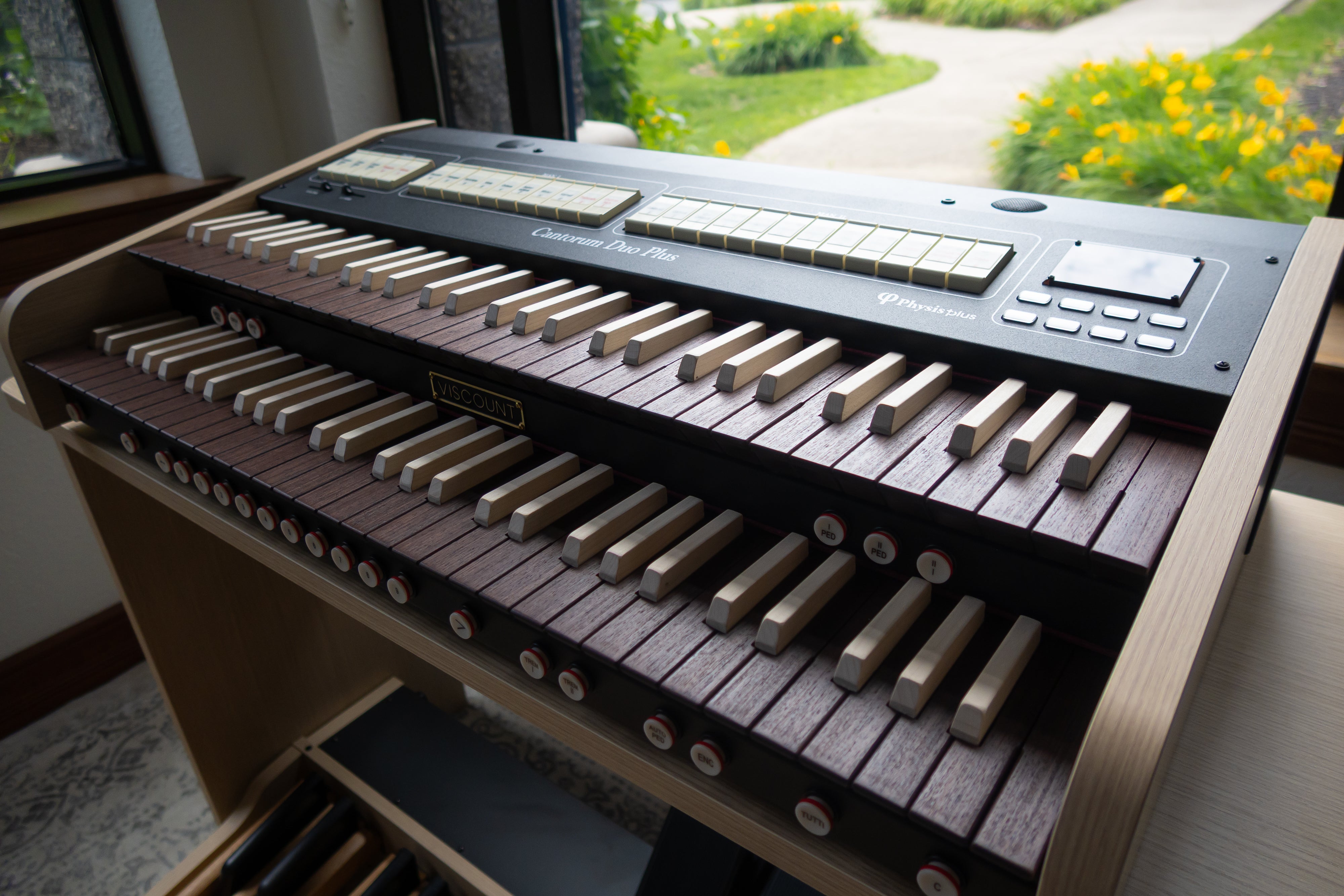 Viscount Cantorum Duo Plus 2 Manual Portable Organ - Wood Keys - View 6