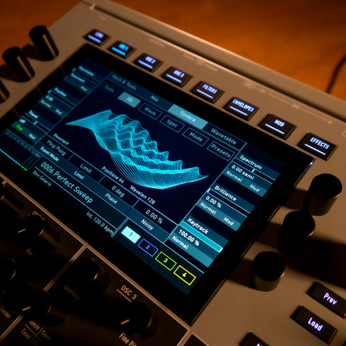 Waldorf Iridium MK2 displaying waveforms