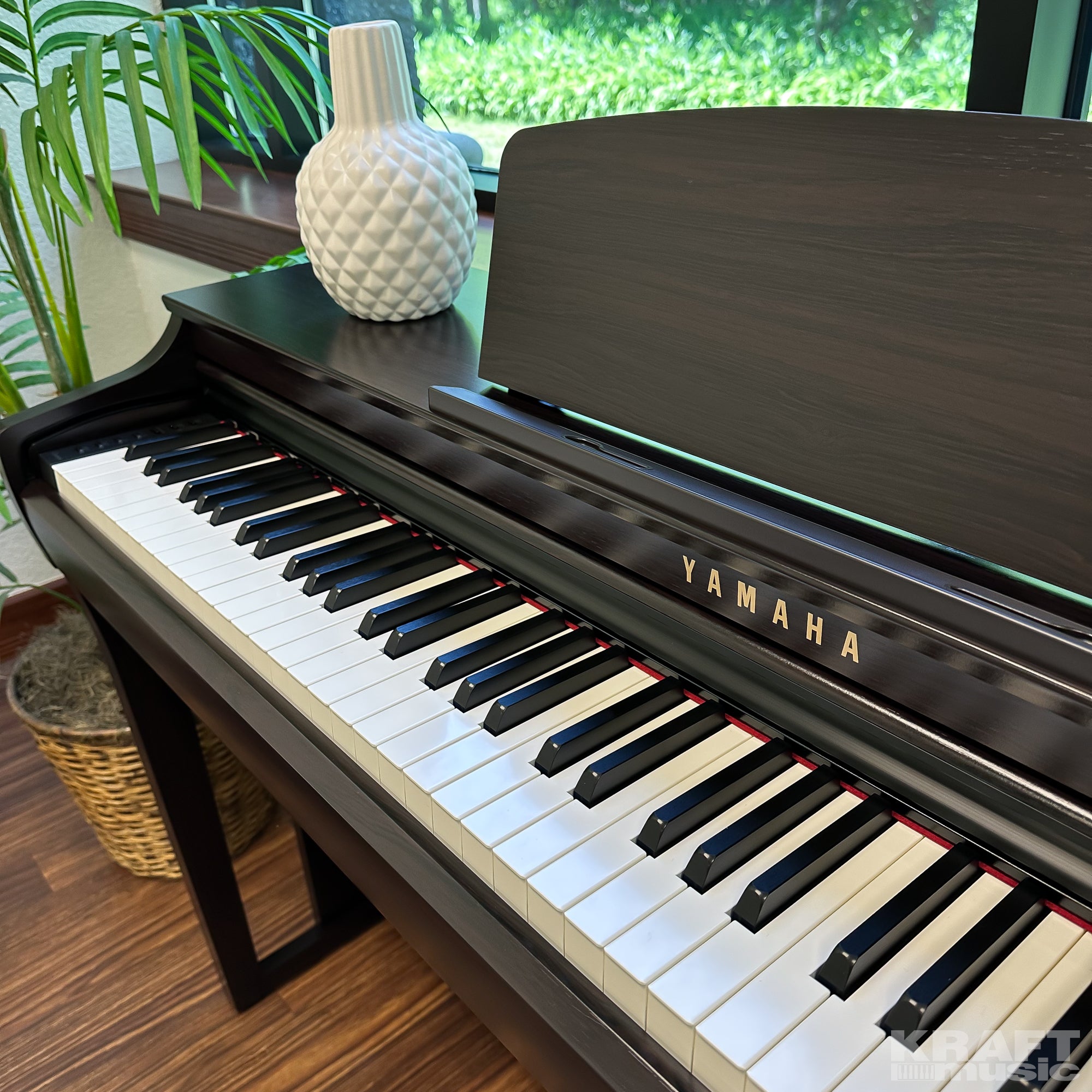 Yamaha Clavinova CLP-725 Digital Piano - Rosewood - close up of keybed