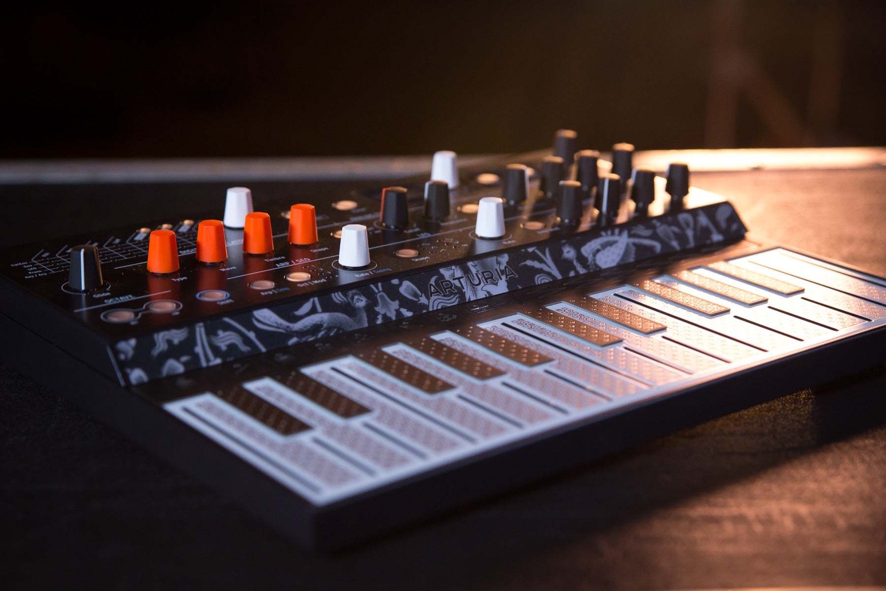 ARTURIA MicroFreak ハイブリッドシンセサイザー Arturia MicroFreak Hybrid Synthesizer – Corner Music