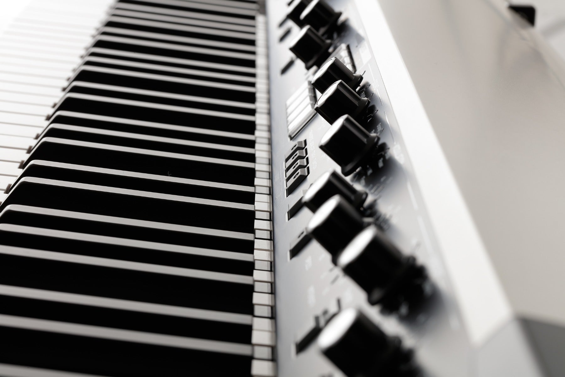 Korg SV273S Stage Vintage Piano - Vintage Creme - angled keyboard