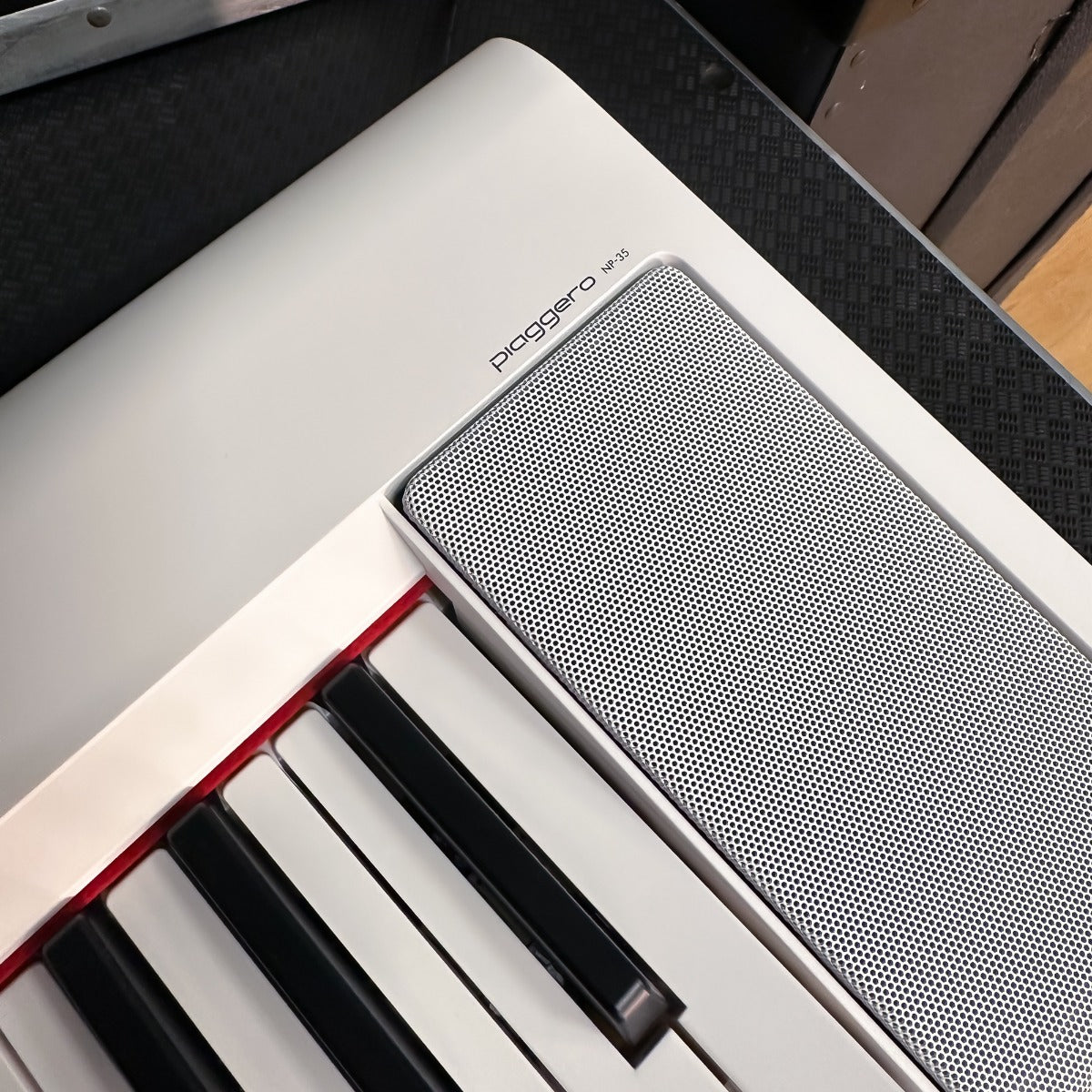 Yamaha Piaggero NP-35 76-Key Portable Keyboard - White Yamaha Piaggero NP-35 76-Key Portable Keyboard - White