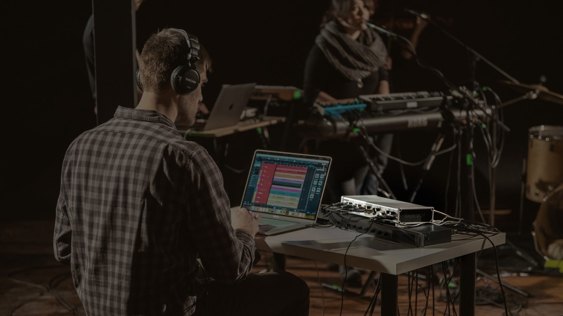 TASCAM SERIES 208i 20 IN/8 OUT USB Audio/MIDI Interface TASCAM SERIES 208i 20 IN/8 OUT USB Audio/MIDI Interface